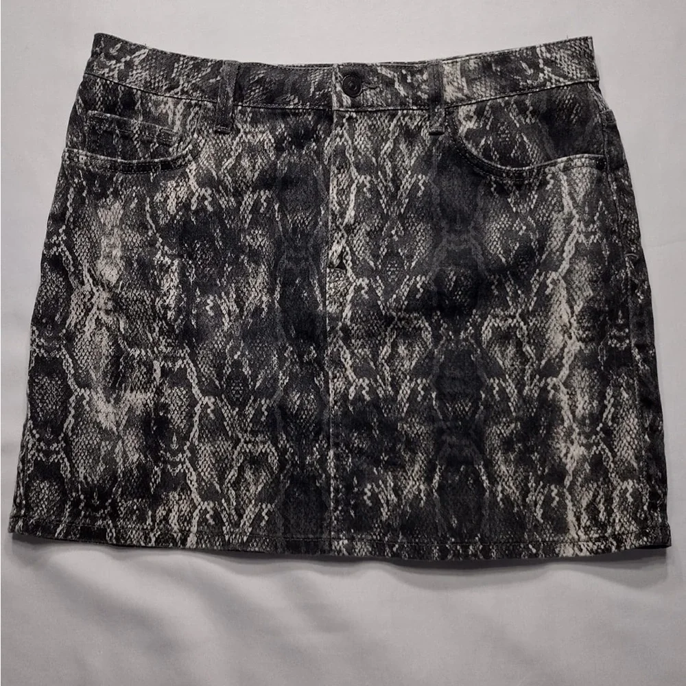 Zara Black and Gray Snake Print skirt pre owned Exellent condition. Size L